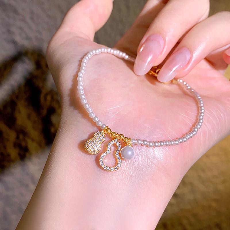Women s Retro Luxury Pearl and Rhinestone Gourd Pendant Bracelet