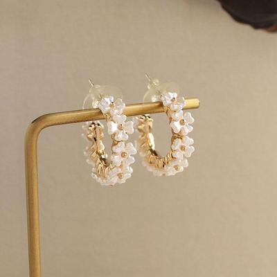Zachte C-vormige Bloemenoorbellen met Schelpenluster - Elegante Oorklemmen in Japanse Stijl