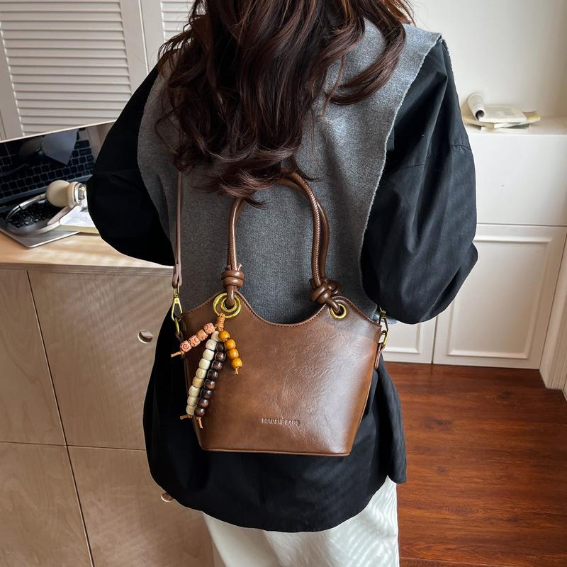 Korean Version of Retro Soft Leather Hand Bucket Bag 2025 New High-end Shoulder Messenger Bag Fashionable Commuter Bag Women