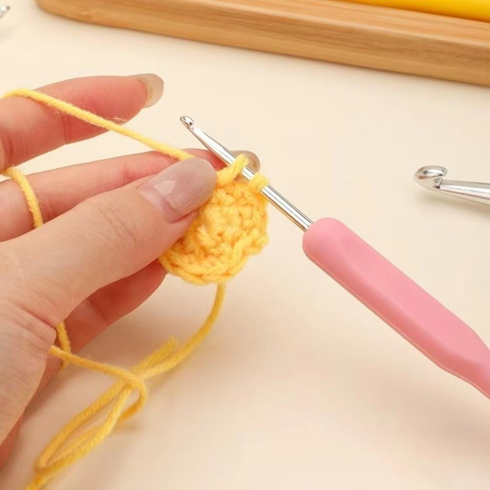 Colorful Grip Crochet Hooks 2.5-6.0mm Sizes Yarn Needles Set Aluminium Crochet Hooks For Beginners