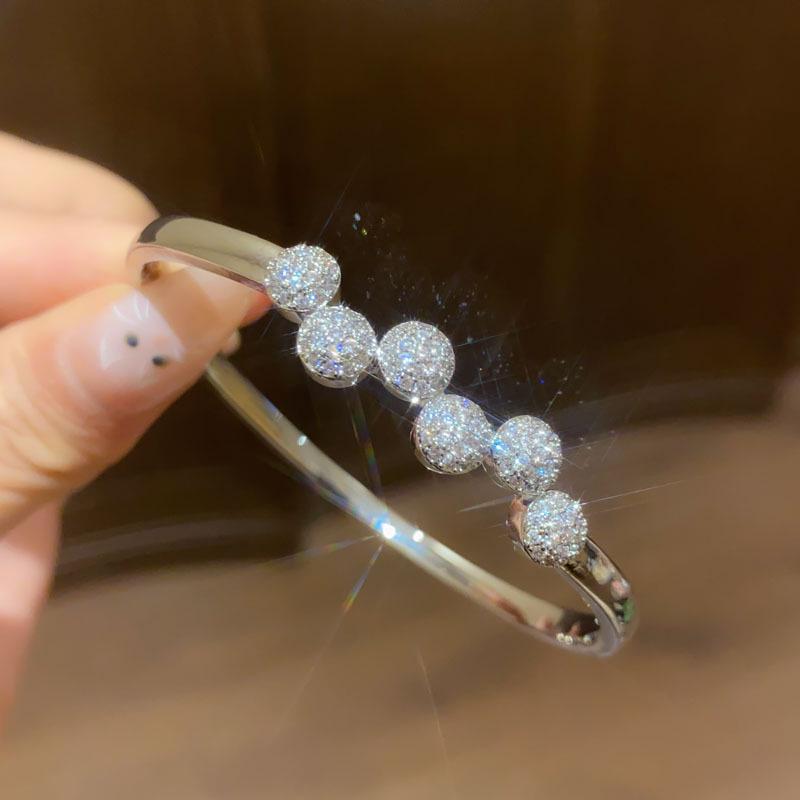 Trendy Geometric Clasp Bracelet with Japanese and Korean Cubic Zirconia - Retro Cool Style, Light Luxury Hand Chain Jewelry.
