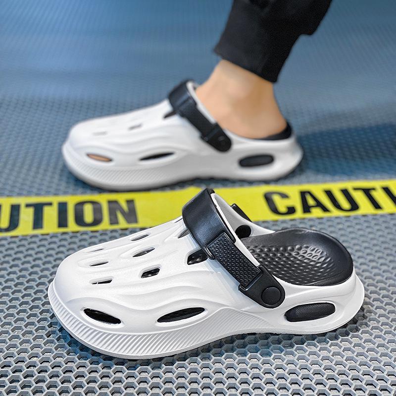 2025 Men's Summer Wear-Resistant Sports Clogs: Outdoor Closed-Toe Beach Sandals with Cushioned Comfort.