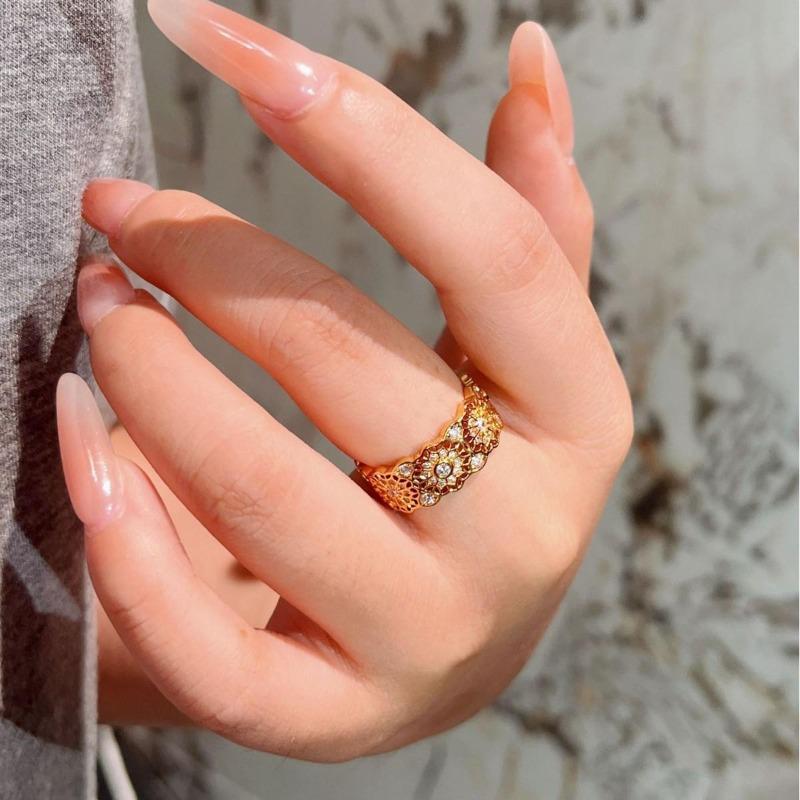The Same Old Shop In The Gold Store Is Full Of Diamond Roses, Window Grilles, Vajra Pestle Rings, Retro Light Luxury Rubies Stacked With Wind