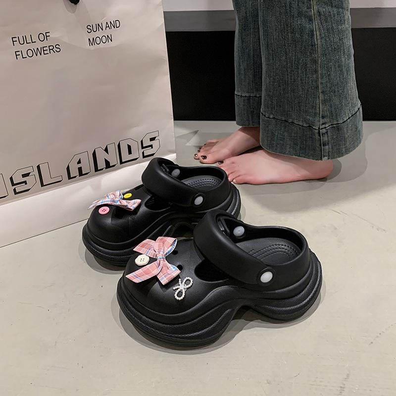 

Сладкие и крутые туфли с бантом, на толстой подошве, с дырочками, для женской уличной одежды летом 2025 года, новые универсальные и нескользящие туфли-шлепанцы с закрытым носком двойного назначения 39