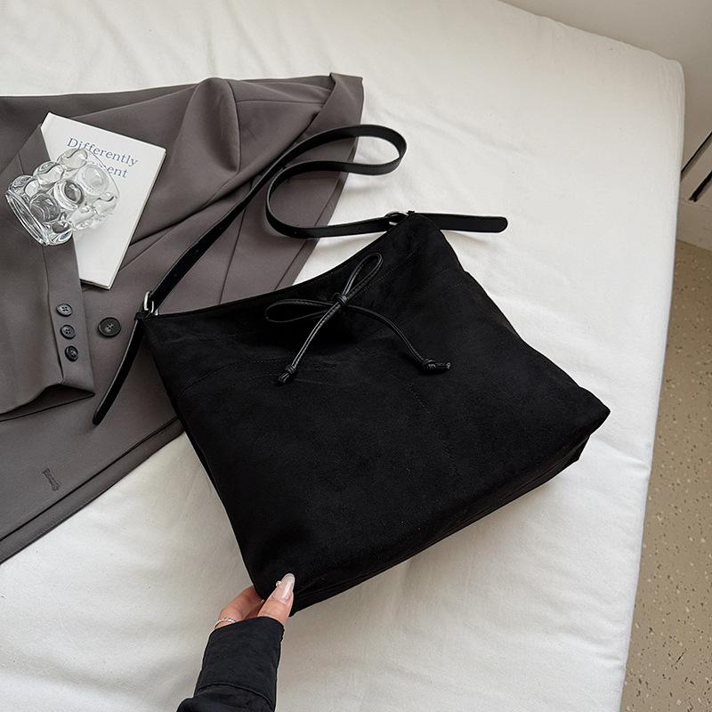 

Осень новая ретро сумка через плечо женская 2025 популярная модная простая повседневная сумка-рюкзак большой вместимости женская чёрный