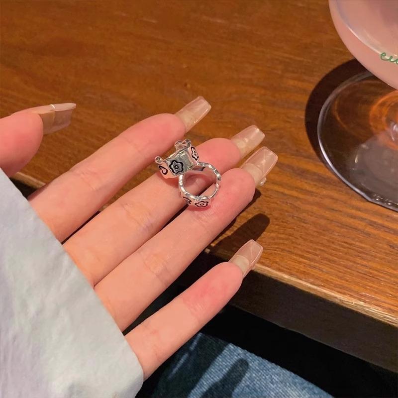 

Simple Graffiti Flower Earrings Female Niche Design High-level Sense of Autumn and Winter Earrings Temperament Light Luxury Hundred Fashion