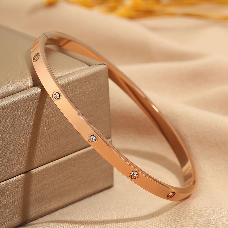 Hot-selling titanium steel bracelet, girls' high-end sense of fashion, popular light luxury in Europe and the United States, Gypsy star love diamond