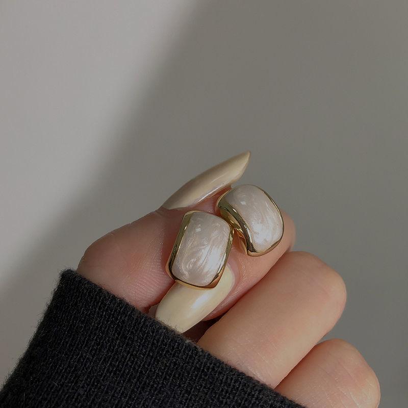 Rice White Drip Glaze Pearlescent Clip-On Earrings - 2024 Trendy Retro Luxury Style