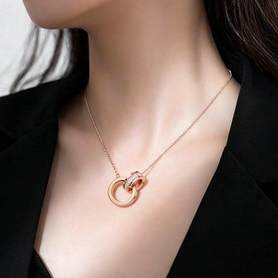 Rose Gold Interlocking Double Ring Diamond Necklace - Elegant Collarbone Accessory for Women