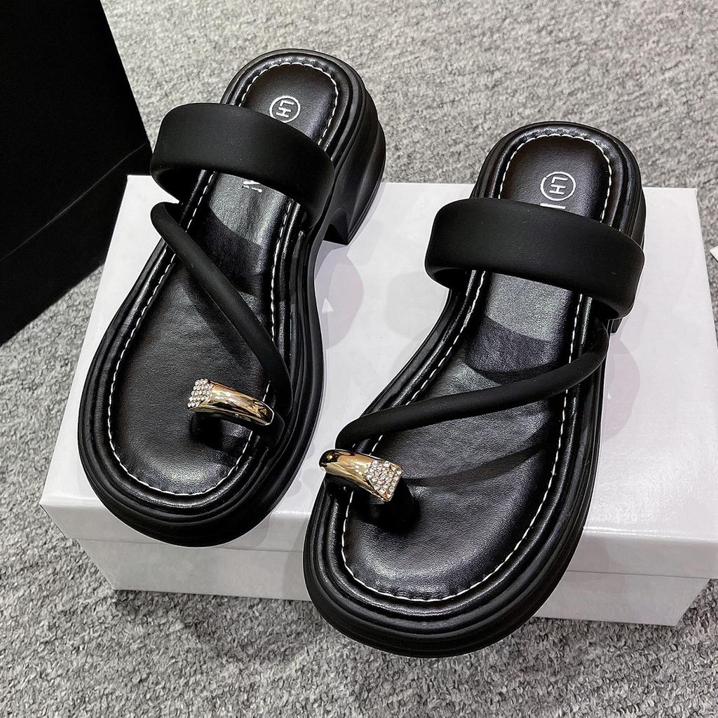 Internet-Berühmtheit Set Zehenkneifer Hausschuhe Damen tragen 2025 neu Sommer Feenstil Flip-Flops dicke Sohle Keilabsatz coole Hausschuhe