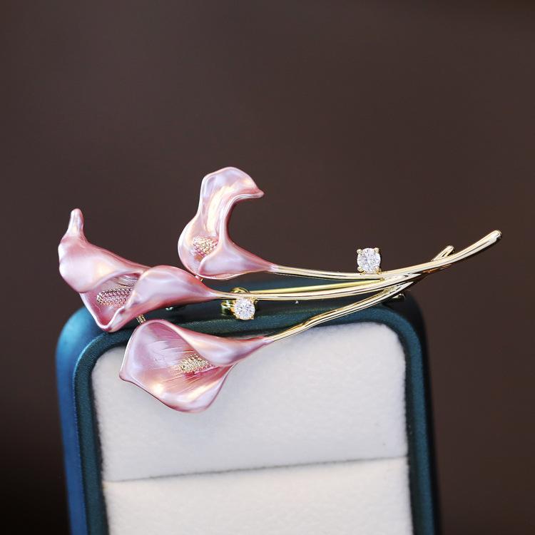 Rosa Calla-Lilien Brosche, High-End Mode und elegante Pflanzen Brosche, Nischen Pin, Anzug mit Accessoires