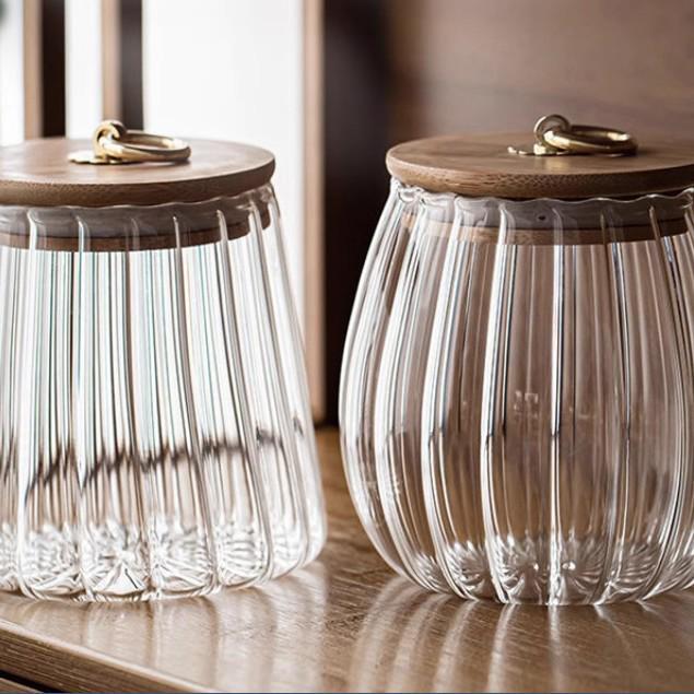 

Стеклянная банка в форме лепестка с полосками для закусок, чая, меда, кофейных зерен и многого другого.