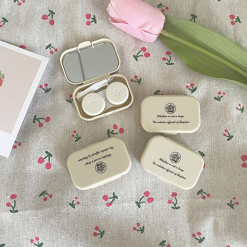 

Креативный текст. Простая портативная коробка для контактных линз. Коробка для ухода за спутником. Коробка для контактных линз.