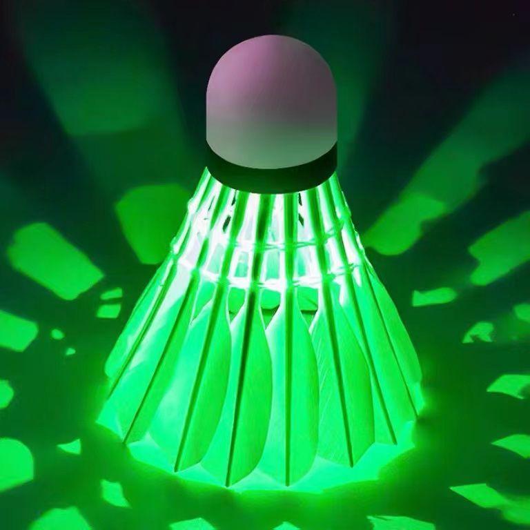 Bádminton luminoso con alta elasticidad y pelota de nailon con plumas resistente al viento para una noche luminosa.
