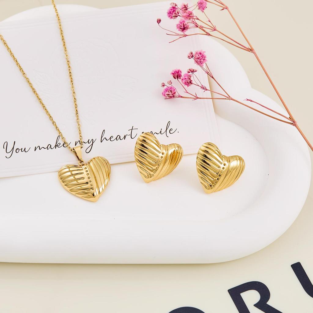 Heart-Shaped Stainless Steel Pendant Necklace: Women's Fashion Titanium Steel Choker Set