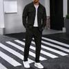 Completo casual da uomo autunnale europeo con giacca a maniche lunghe a nido d'ape e pantaloni