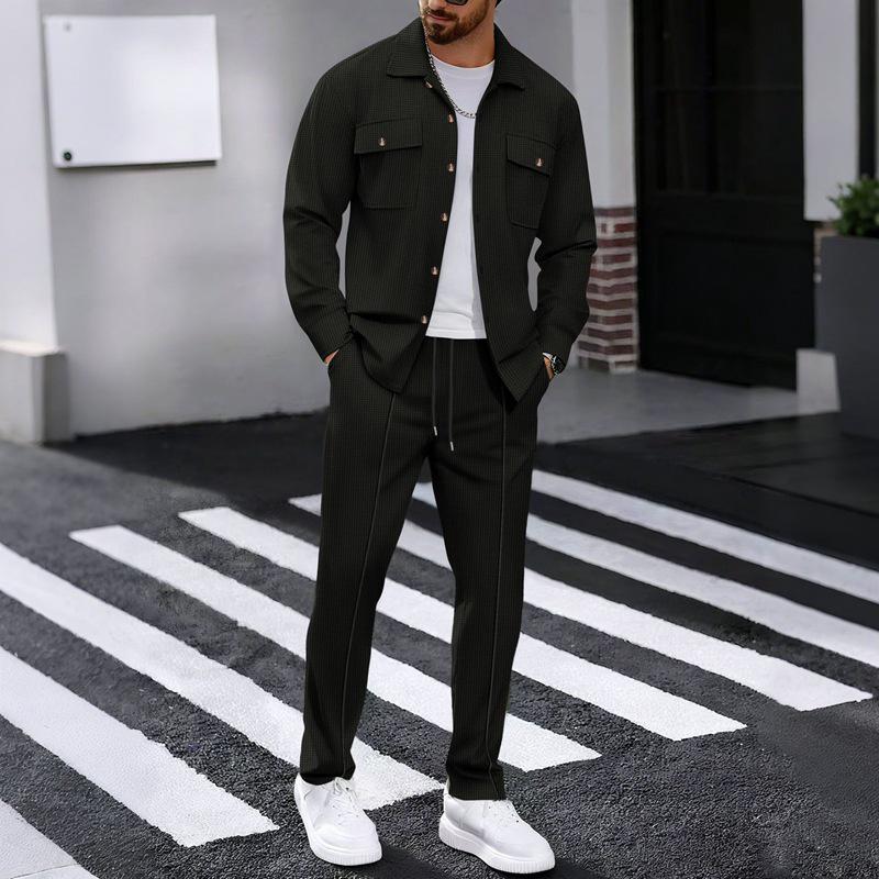 Completo casual da uomo autunnale europeo con giacca a maniche lunghe a nido d'ape e pantaloni
