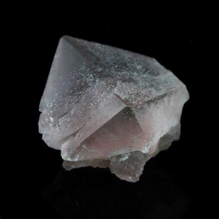 Pierres et Minéraux. Fluorite rose. 6.02 ct. Massif du Mont-Blanc, France..