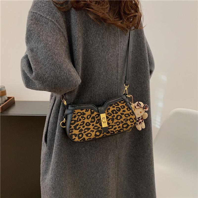 This year, the popular retro matte small bag women's 2025 new autumn and winter versatile messenger bag shoulder underarm bag