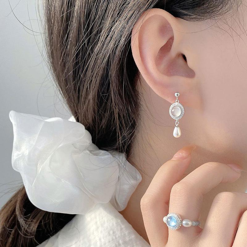 Perlenohrringe sind wunderschöne, märchenhafte Damenohrringe für jeden Tag, schlicht, leicht, luxuriös, High-End-Gefühl, cool