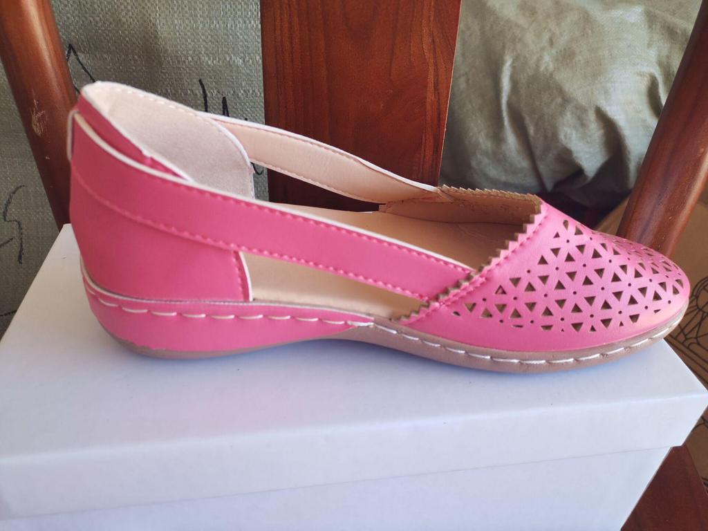 Dámské sandály s kulatou špičkou a klínkovým podpatkem pro jaro/léto 2022 ve větších velikostech