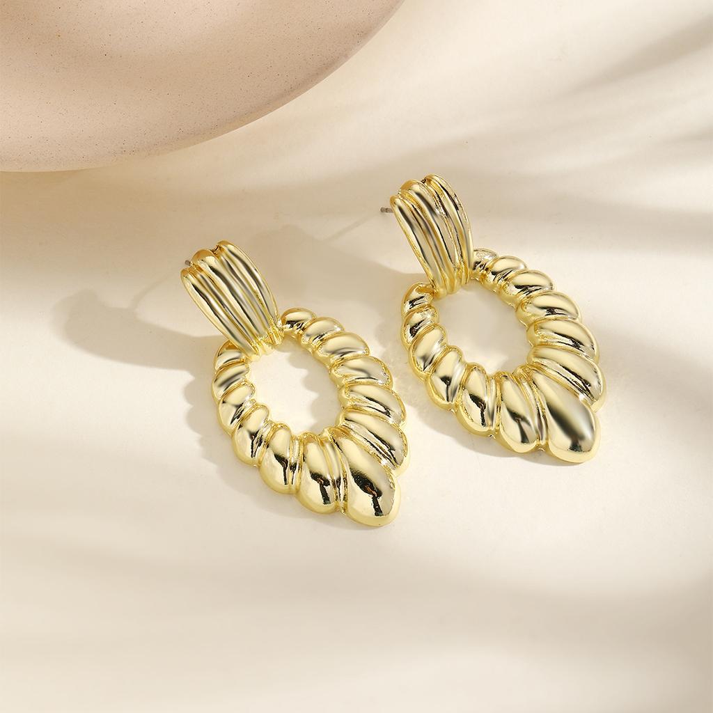 Best-selling Metal Wind Earrings Simple Temperament Exaggerated Earrings High Sense of Metal Earrings.