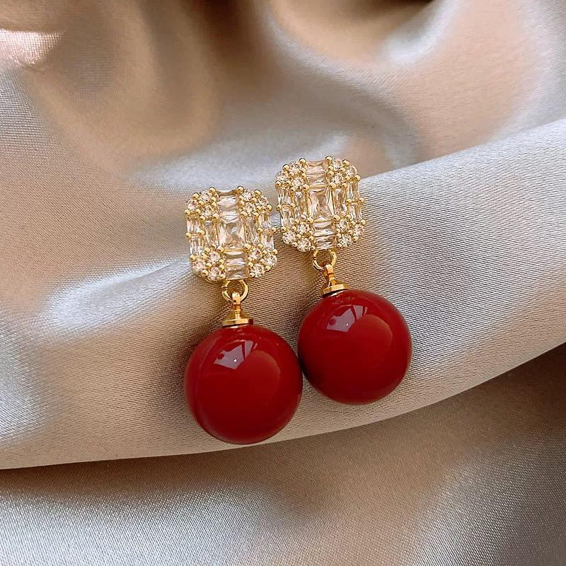 

Zircon pearl ear clips, mosquito coil disc, new popular temperament earrings, women s niche high-end sense, simple and no ear piercings.