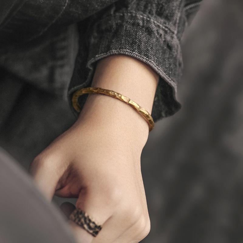 Bracciale unisex con texture martellata retrò e apertura, bracciale minimalista vintage per uomo e donna, design semplice e trendy