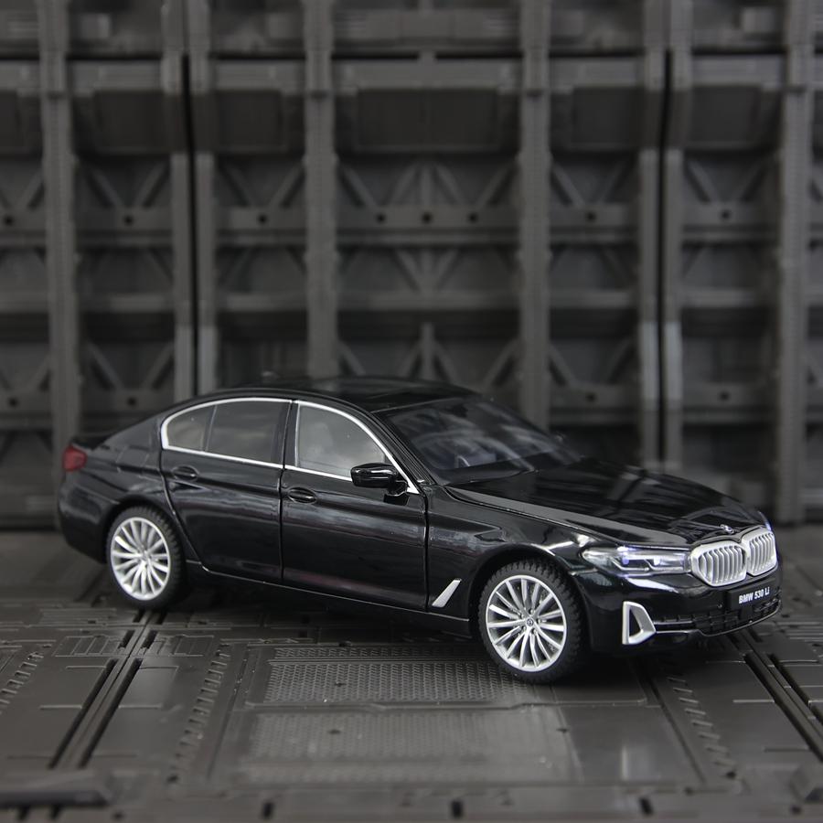 1:24 Simulate BMW 530Li alloy car model with doors, engine hood, and trunk that can open rich in details, finely crafted