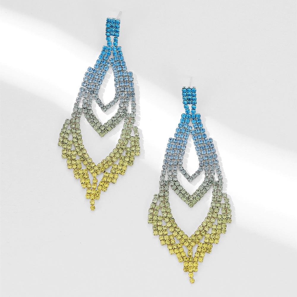 Геометрические ослепительные серьги с градиентной расцветкой и вырезами, полностью усыпанные бриллиантами
