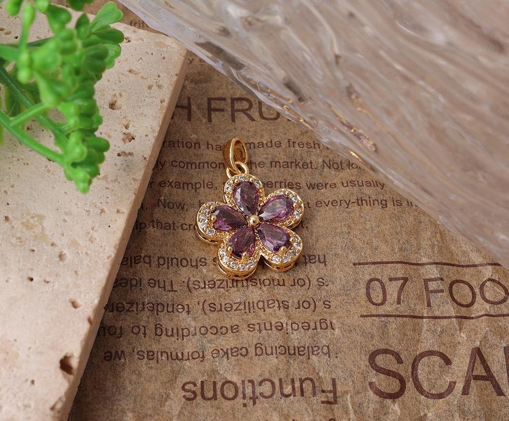 Позолоченная цепочка на ключицу с подвеской-цветком из фиолетового циркона