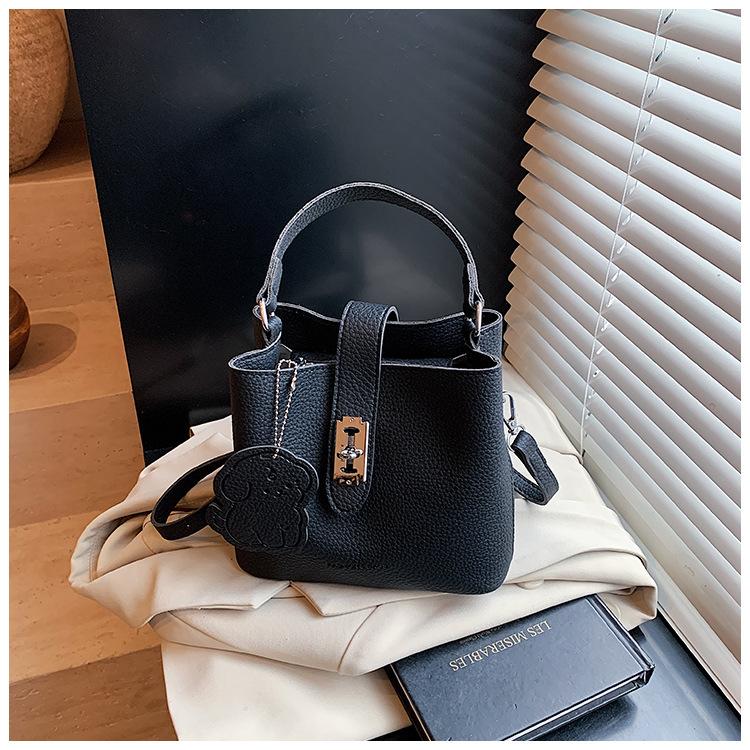 

Fashion versatile small bag women s new trendy summer texture bucket bag high-end shoulder messenger bag чорний