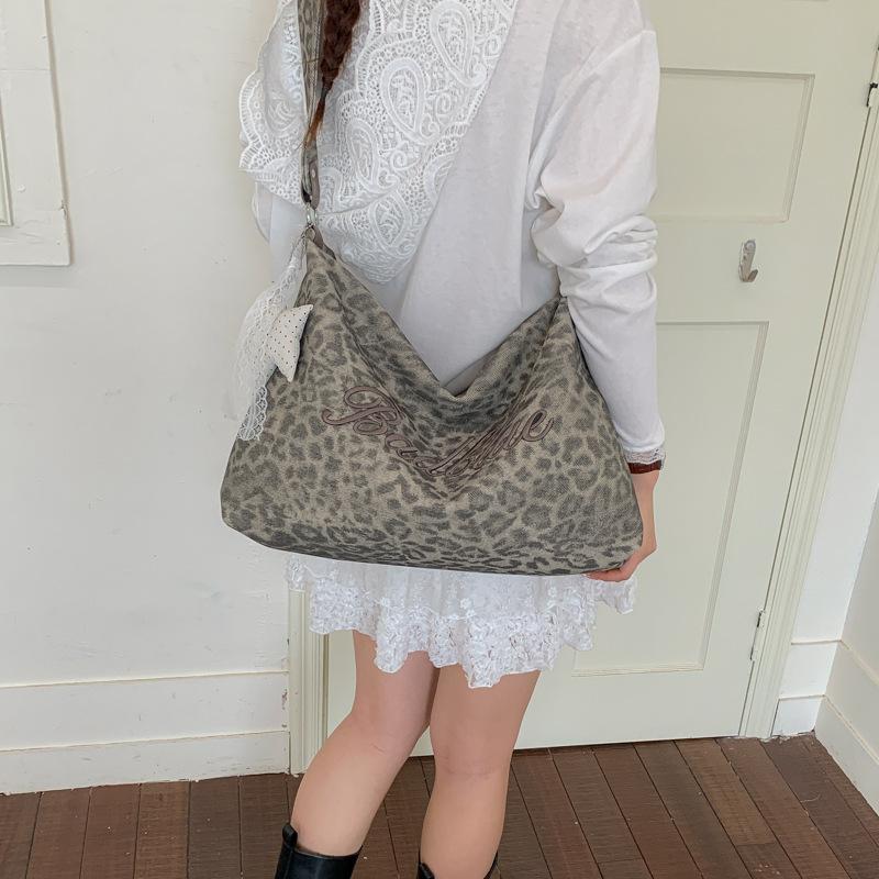 Relaxed and Laid-back Style Women's Large Capacity Crossbody Bag with An Underarm Strap