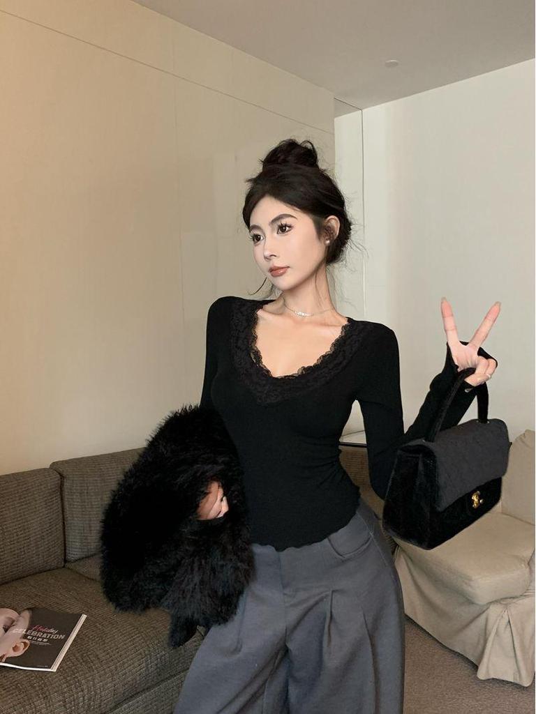 Elegant Lace V-Neck Women's Slimming T-shirt - Autumn/Winter 2025 Collection