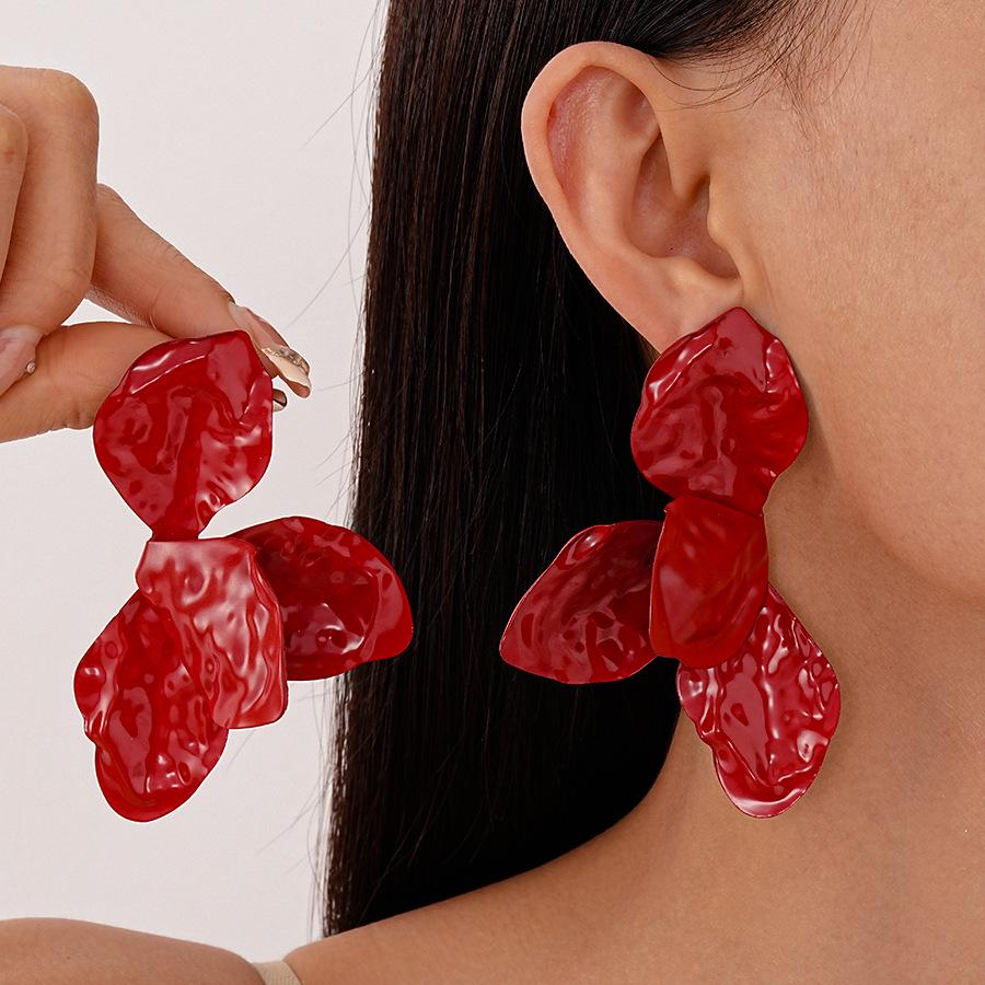 Europejskie i Amerykańskie Kolczyki Sztyfty z Plisowanymi Płatkami Kwiatów - Ekskluzywne, Proste i Eleganckie Damskie Dodatki Modowe