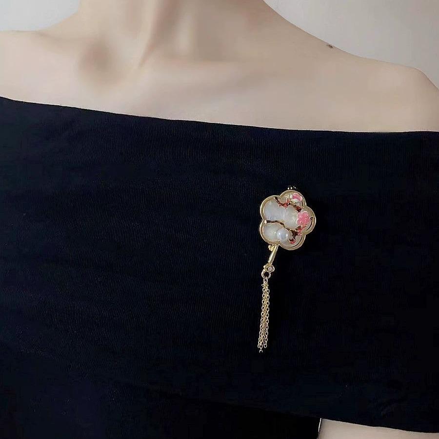 Ancient-style Plum Blossom Tassel Brooch, High-end and Upscale Decorative Accessory for A Fitted Cheongsam, Vintage Pin.
