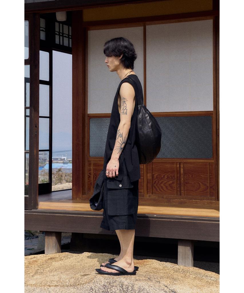 YOUTH Cut-Off Slit Sleeveless - Black