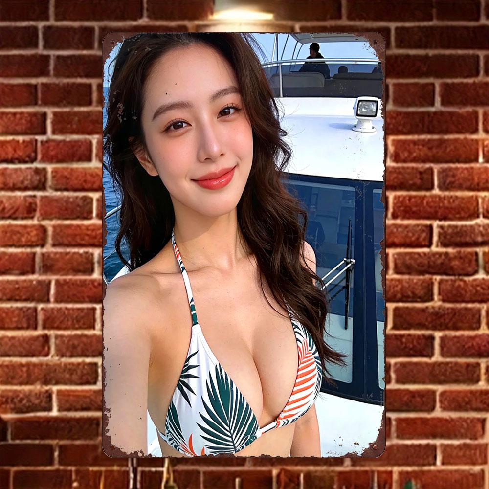 

HD Tin Sign Vintage Asian Girl in Palm Leaf Print Bikini on Yacht Metal Wall Art Retro Decor for Bar Cafe Home 20x30cm（7.8x11.8inch）
