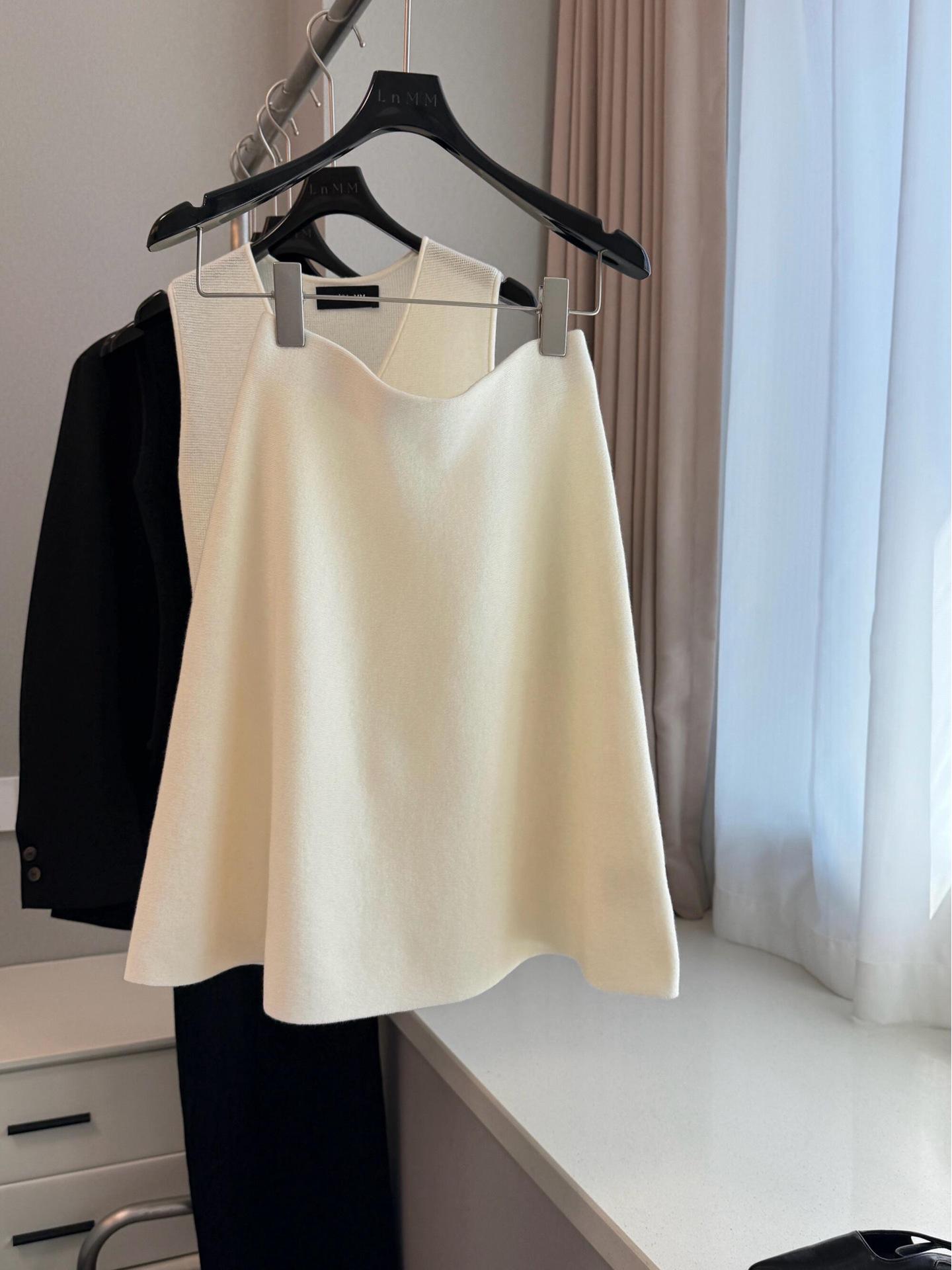 

Cream White Knit Midi Skirt: Women s Elegant A-line, Wide Hem, Autumn-Winter Style Medium