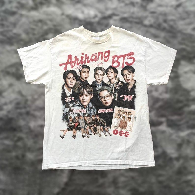 

Летняя мода 2026 Модная футболка Мужская Женская Винтажная 90-х BTS Arirang Tour Графическая рубашка, K-pop Мерч, Одежда для фанатов Bangtan 4XL