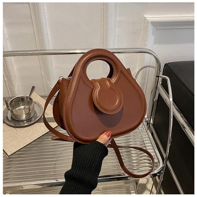 

Сумки маленькая сумка женская 2024 новая мода повседневная личность портативная маленькая квадратная сумка простая иностранная сумка через плечо темно-коричневого