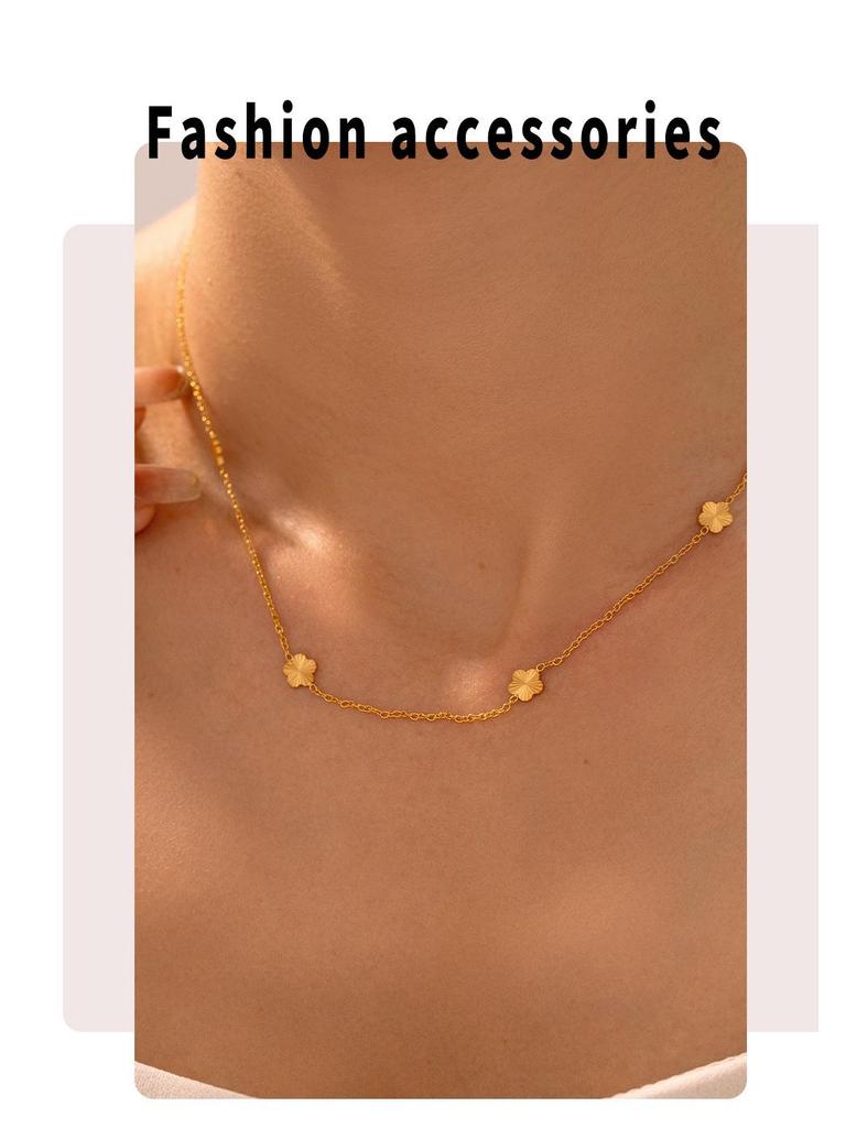 European and American Style Joe Flower Clavicle Necklace with Elegant Design, 18K Gold-Plated Titanium Steel.