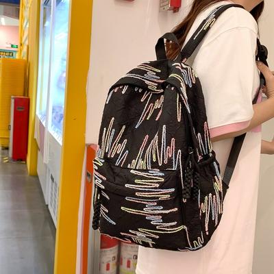 Süßer und einfacher Rucksack für Mädchen auf Reisen. Es ist ein leichter, trendiger und modischer Studentenrucksack mit College-Studenten-Aufdrucken