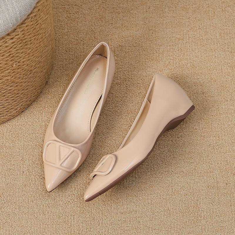 

Y 2533-2 French pointed head shallow mouth single shoes women s 2025 autumn new temperament versatile and comfortable inner height increase Mary Jane 40 розовый