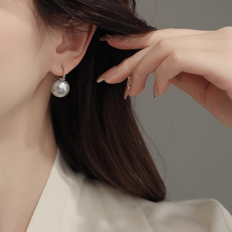 French High-End Australian South Sea Pearl Ear Cuffs: Luxury Women's Niche Design Socialite Earrings.