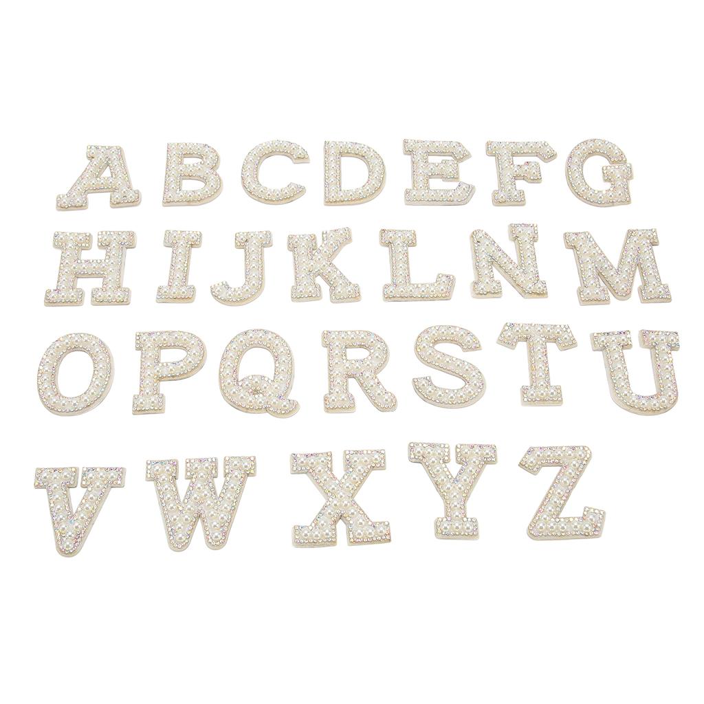 26 st Stryk-på-märken Alfabetstil Faux Pärla Strass Elegant Lätt att Använda Bokstavsmärken för Hatt Ryggsäck Skjorta