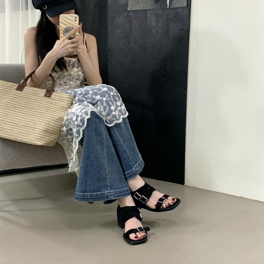 2025 Sommer Kuh Flip Square Head Gürtelschnalle Innenhöhe Erhöhung Tasche Absatz Sandalen 4cm Keilabsatz Retro Zehenfrei Römische Damenschuhe