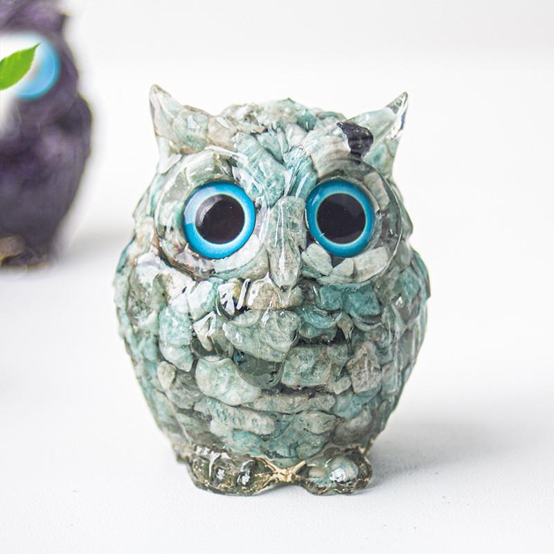 Uil als bureaudecoratie van kristalhars met glinsterende steentjes, ideaal als cadeau voor thuis of op kantoor.