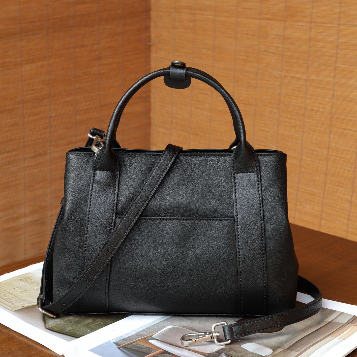 

The First-Layer Cowhide Handbag Is Fashionable, Simple And Large-Capacity Retro-Textured One-Shoulder Crossbody Cowhide Women S Bag. чорний