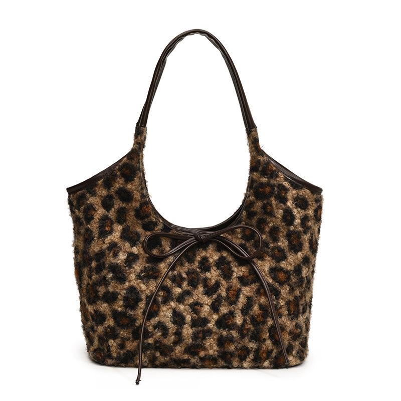 Premium Sense Versatile Shoulder Bag Large Capacity Commuter Bag Winter Popular Leopard Print Tray Extra Large Bag Women's New Model